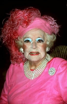Barbara Cartland, écrivaine très maquillée