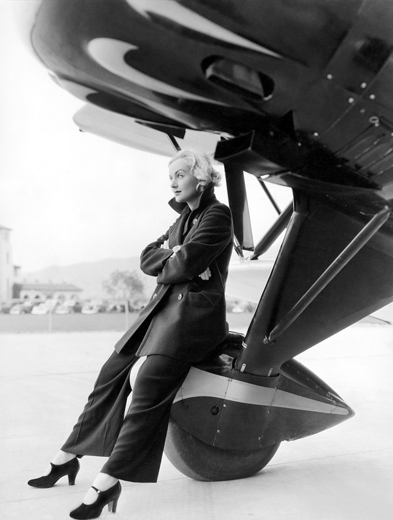 Carole Lombard, actrice, posant près d'un avion